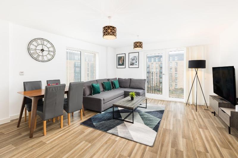 The Lincoln Tribe by Prime Stays - 3 Bedroom Residence with Gated Parking & Garden - image 8