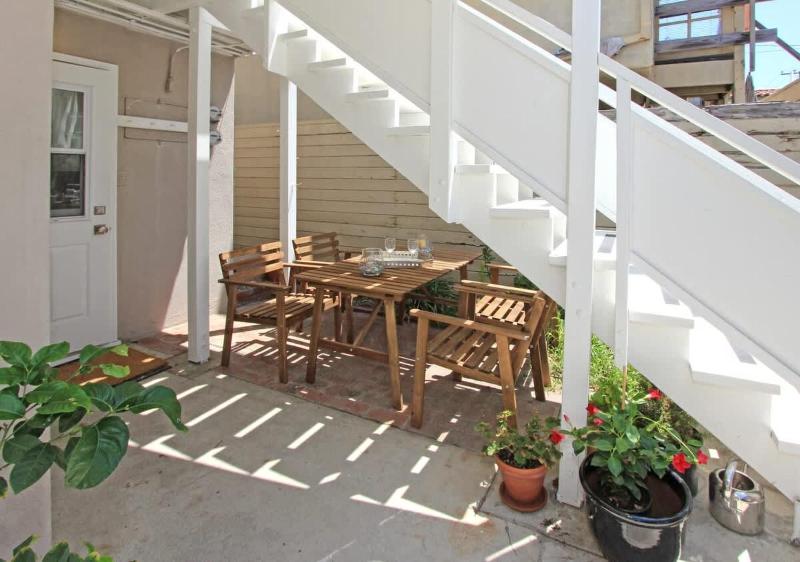 1009 W Bay - Quaint Cottage Steps to Sand home - image 6