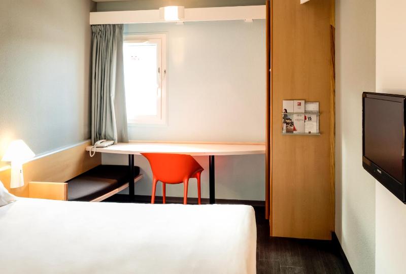 Standard Double Room image 2