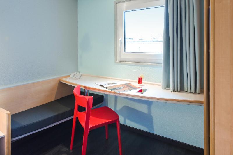 Standard Double Room image 4