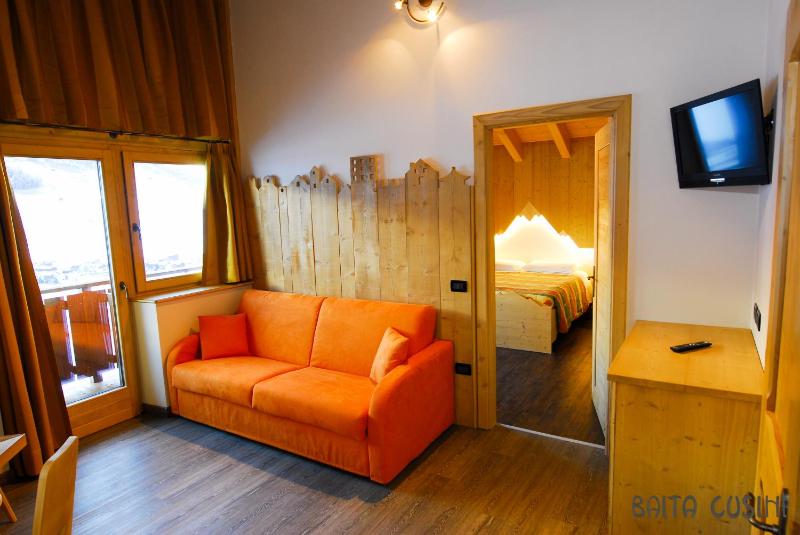 Deluxe One-Bedroom Apartment with View (2 Adults) image 2