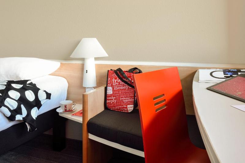 Standard Double Room image 3