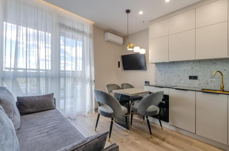12-85 French Quarter 2 Predslavynska 42 Kyiv centre fantastic city view 15 kW backup power Petrovdom Apartment - image 10