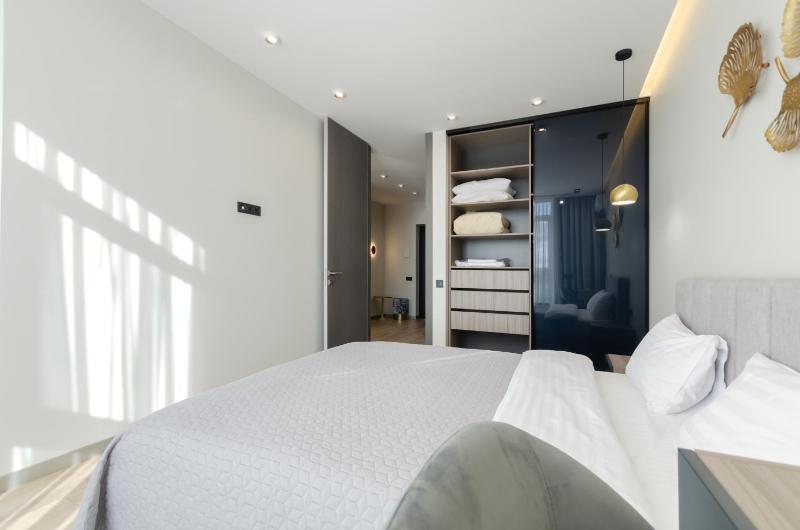 12-85 French Quarter 2 Predslavynska 42 Kyiv centre fantastic city view 15 kW backup power Petrovdom Apartment - image 7