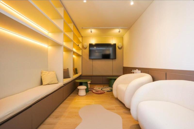 Modern Central location Studio with Rooftop Pool - image 16