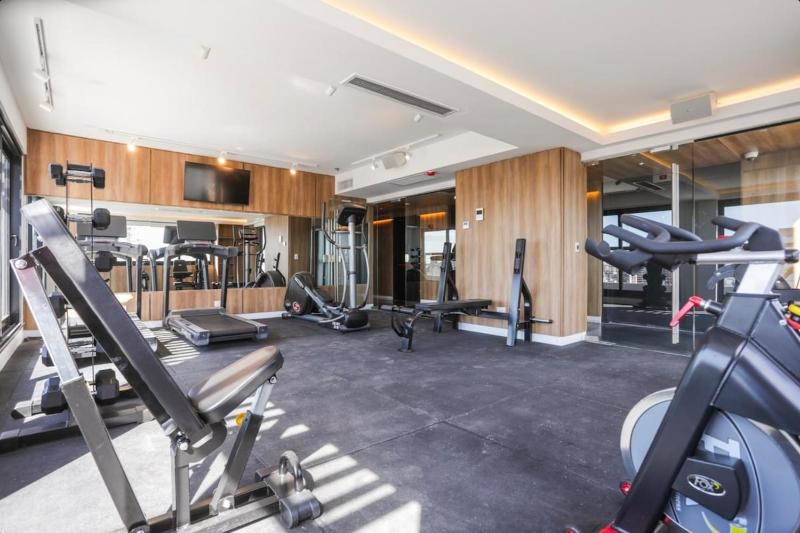 Modern Central location Studio with Rooftop Pool - image 9