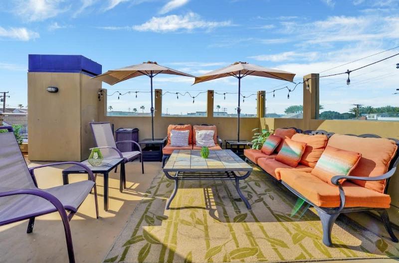 Contemporary Value 4 Bdr with Rooftop Deck- 303 home - image 2