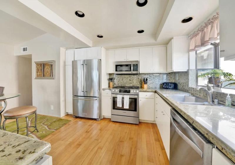 Contemporary Value 4 Bdr with Rooftop Deck- 303 home - image 12