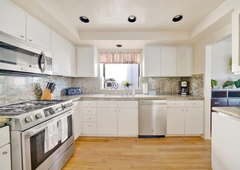 Contemporary Value 4 Bdr with Rooftop Deck- 303 home - image 15