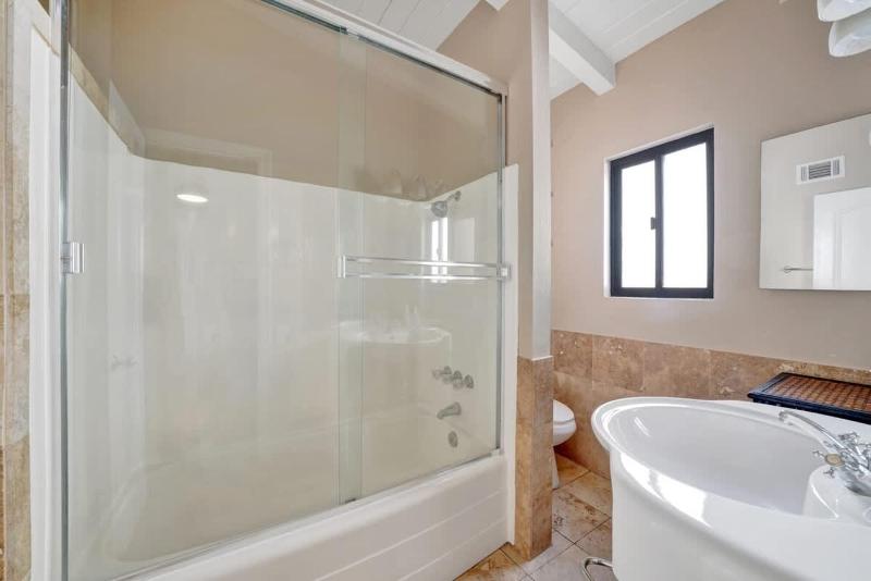 Contemporary Value 4 Bdr with Rooftop Deck- 303 home - image 3
