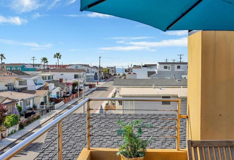 Contemporary Value 4 Bdr with Rooftop Deck- 303 home - image 16