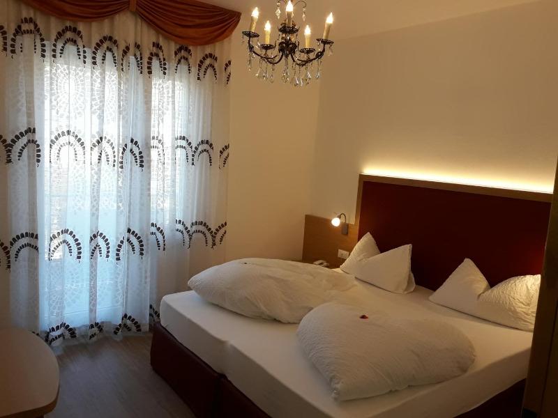 Double Room with Balcony image 2