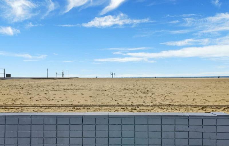 Value Beachfront withLarge Patio On The Bike Path apts - image 7