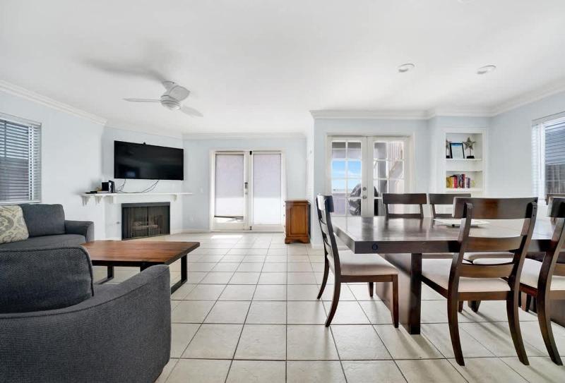 Value Beachfront withLarge Patio On The Bike Path apts - image 10