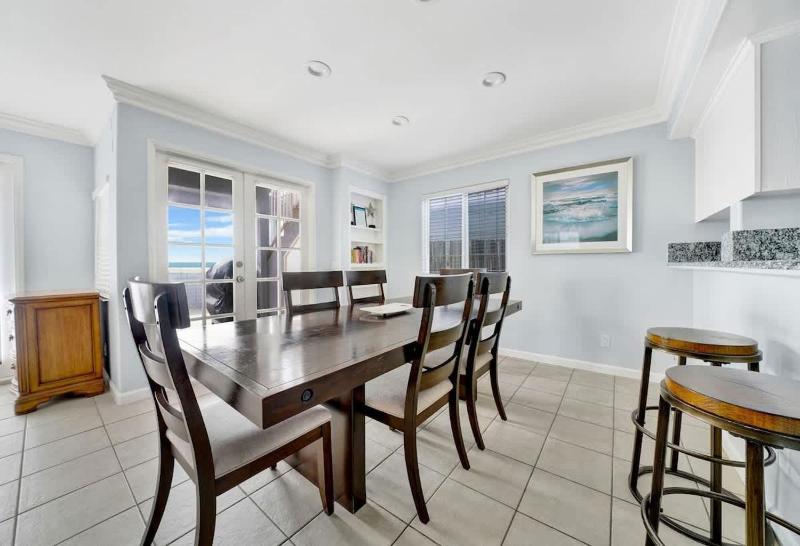 Value Beachfront withLarge Patio On The Bike Path apts - image 11