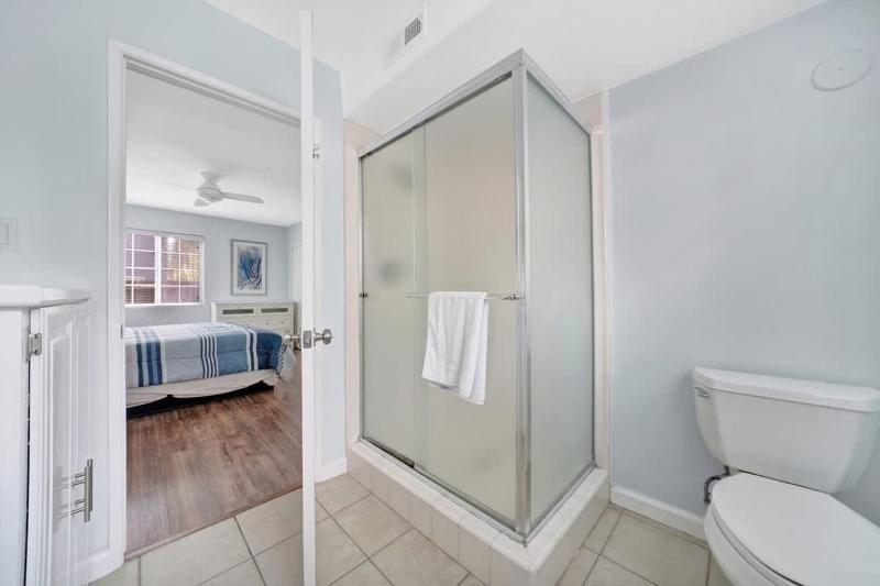 Value Beachfront withLarge Patio On The Bike Path apts - image 12