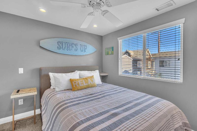 Beautiful beach house 2 blocks to the sand home - image 36