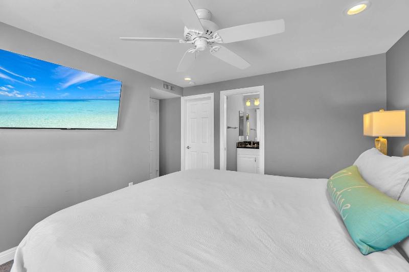 Beautiful beach house 2 blocks to the sand home - image 25