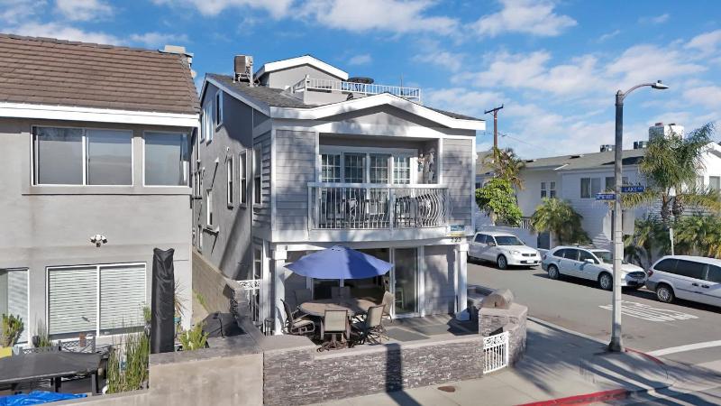 Beautiful beach house 2 blocks to the sand home - image 2