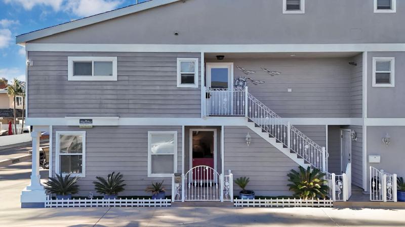 Beautiful beach house 2 blocks to the sand home - image 31