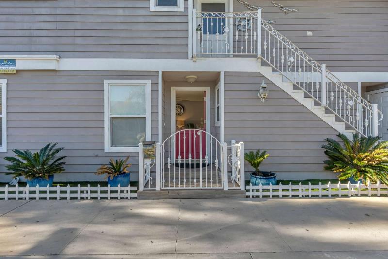 Beautiful beach house 2 blocks to the sand home - image 23