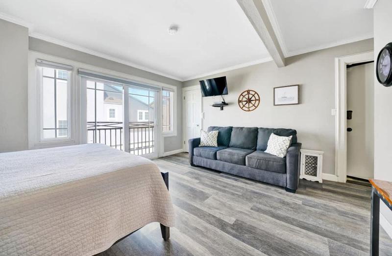 Beachfront 2Bdr Studio Close to Newport Pier- home - image 11