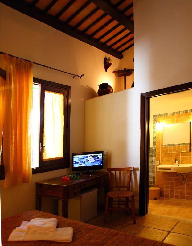Deluxe Double or Twin Room image 4