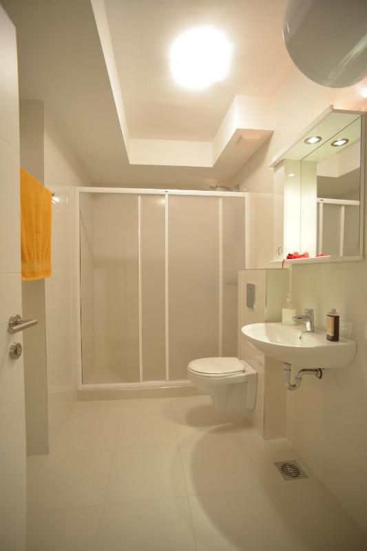 One-Bedroom Apartment with Hot Tub image 2