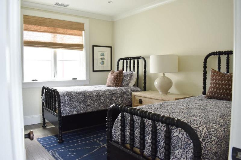 1028 W Oceanfront - Beautiful 5bdr Beachfront on Scenic Bike Path - image 10