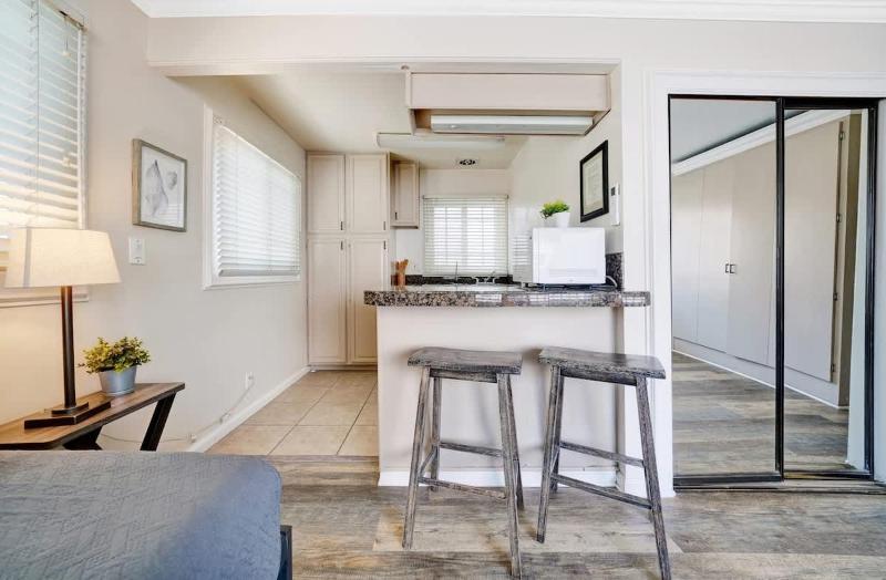Charming Back Unit Studio On Peninsula with Parking home - image 1