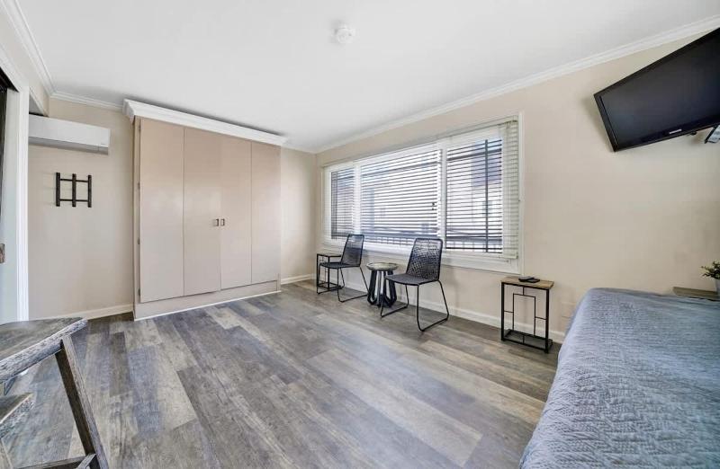 Charming Back Unit Studio On Peninsula with Parking home - image 12