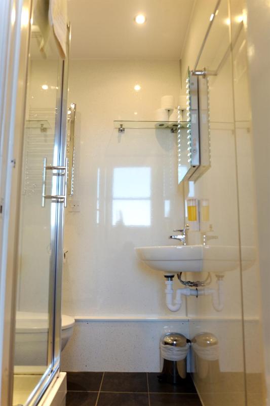 Twin Room image 3