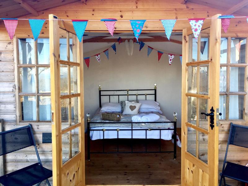 Chalet with Shared Bathroom image 2