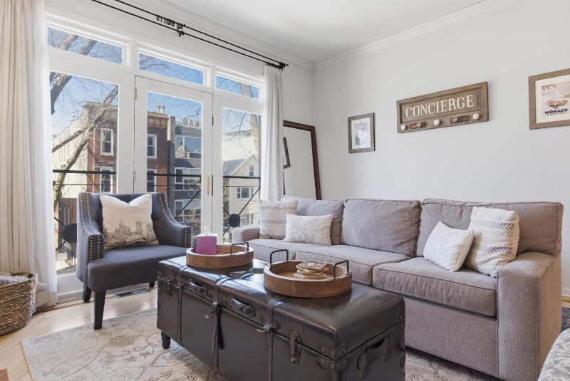 Heart of East Village 2-Bed 2-Bath Peaceful Oasis condo - image 3