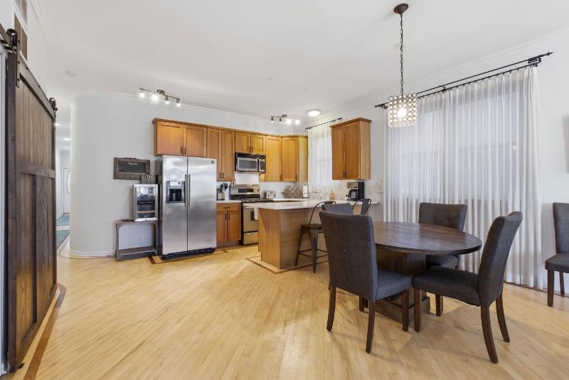 Heart of East Village 2-Bed 2-Bath Peaceful Oasis condo - image 12