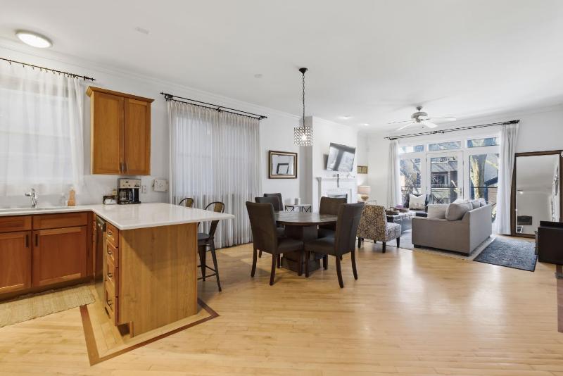 Heart of East Village 2-Bed 2-Bath Peaceful Oasis condo - image 15