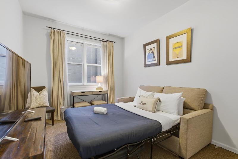 Heart of East Village 2-Bed 2-Bath Peaceful Oasis condo - image 9