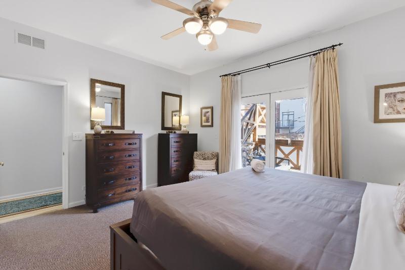 Heart of East Village 2-Bed 2-Bath Peaceful Oasis condo - image 6
