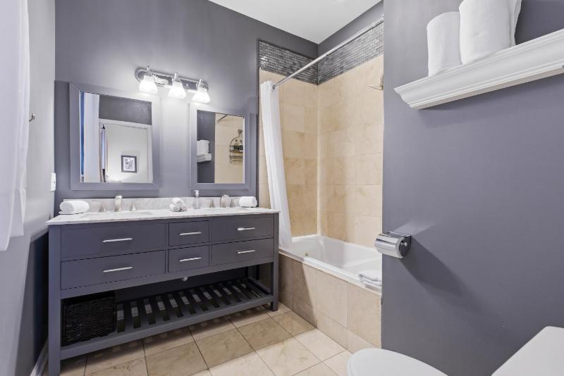 Heart of East Village 2-Bed 2-Bath Peaceful Oasis condo - image 8