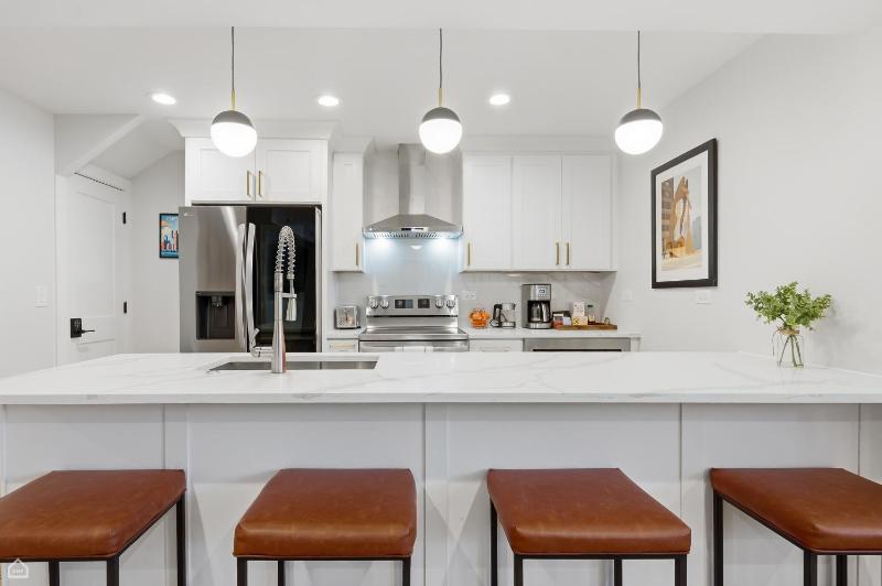 Newly Renovated 3BR 2BA in Heart of Andersonville condo - image 12