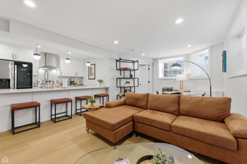 Newly Renovated 3BR 2BA in Heart of Andersonville condo - image 1