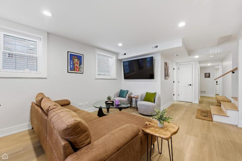 Newly Renovated 3BR 2BA in Heart of Andersonville condo - image 11