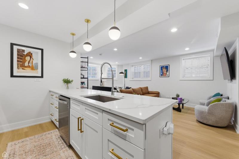 Newly Renovated 3BR 2BA in Heart of Andersonville condo - image 8