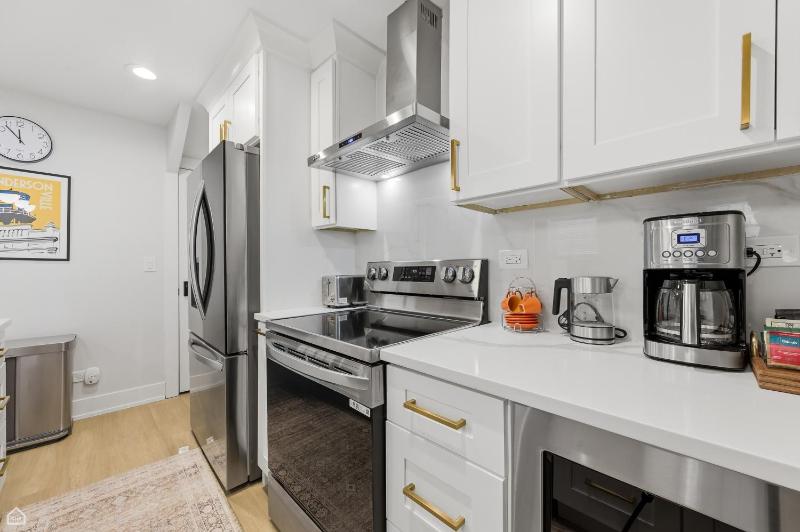 Newly Renovated 3BR 2BA in Heart of Andersonville condo - image 14