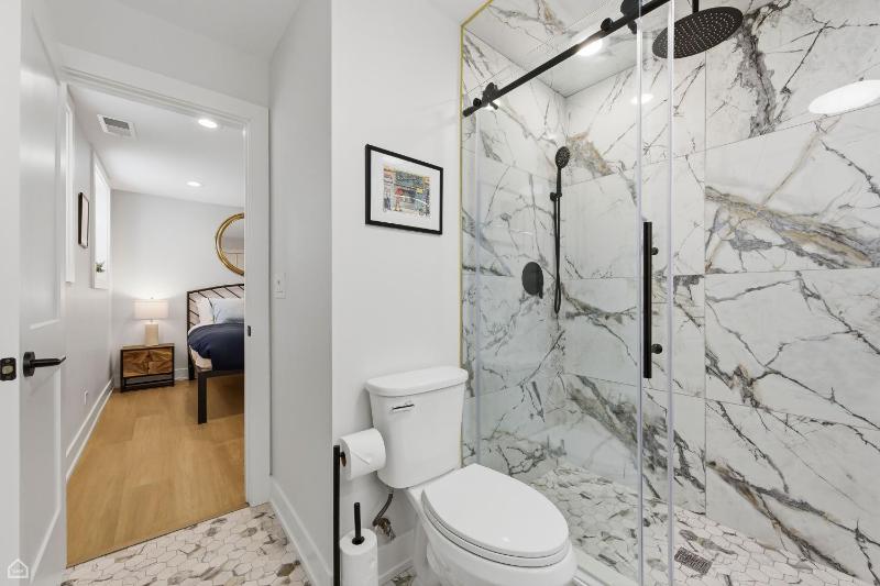 Newly Renovated 3BR 2BA in Heart of Andersonville condo - image 16