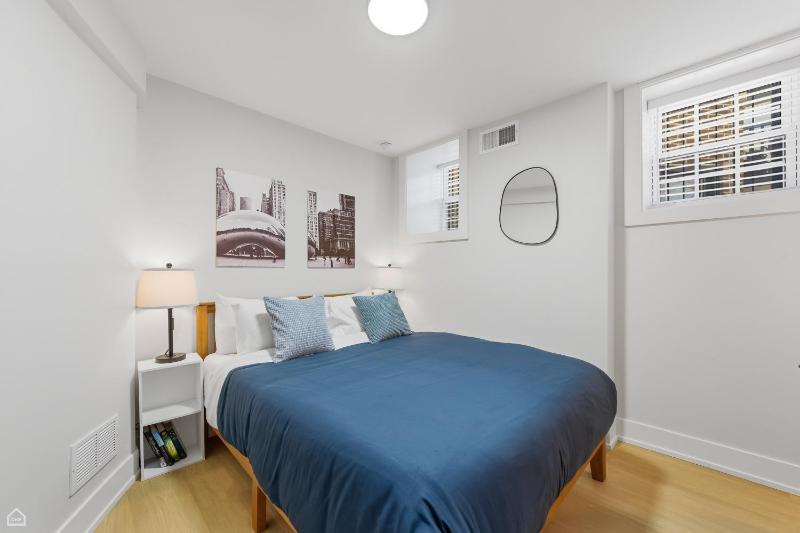 Newly Renovated 3BR 2BA in Heart of Andersonville condo - image 2