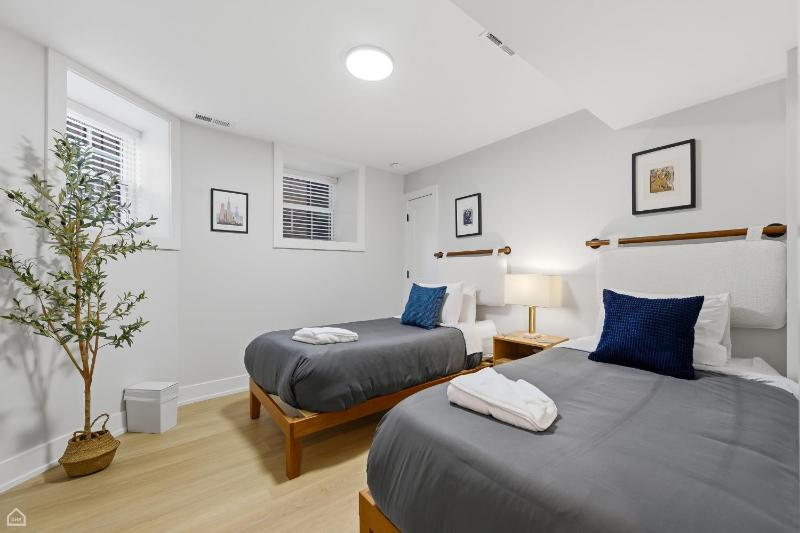 Newly Renovated 3BR 2BA in Heart of Andersonville condo - image 3
