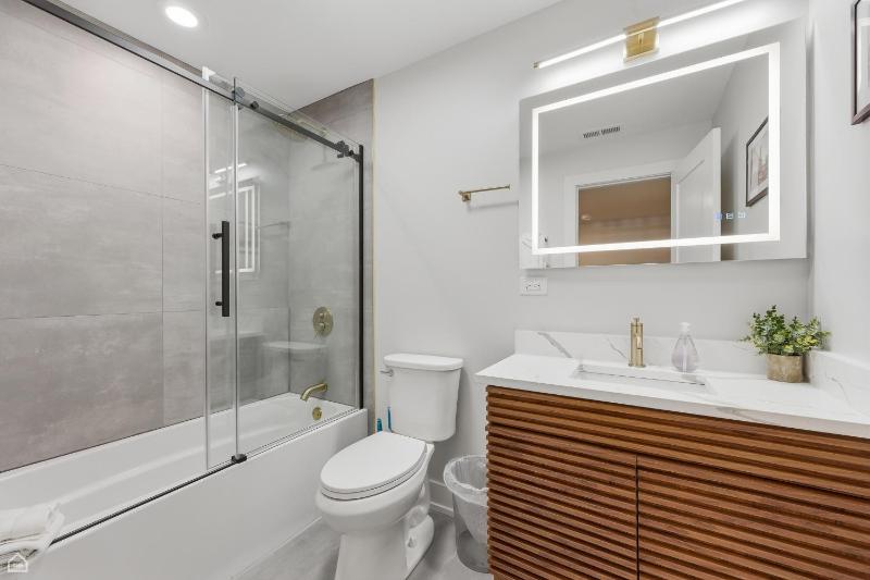 Newly Renovated 3BR 2BA in Heart of Andersonville condo - image 6