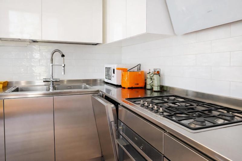 Elegantis Terrazze al Vaticano - Your Chic Retreat in Central Rome - image 6