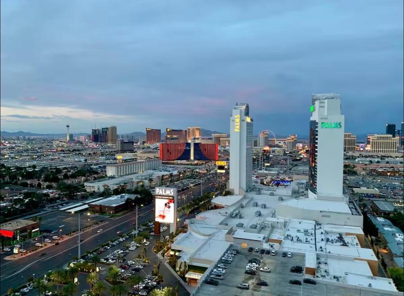 Palms Place Condo with strip view - image 3